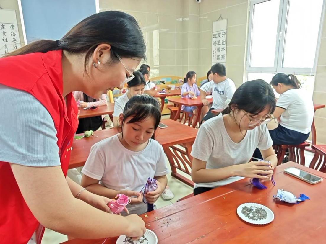 7.图为志愿者与居民共同制作中药香囊。岳雪晴 供图